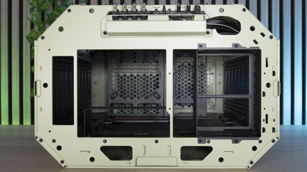 Thermaltake Tower 600 dessus support GPU horizontal