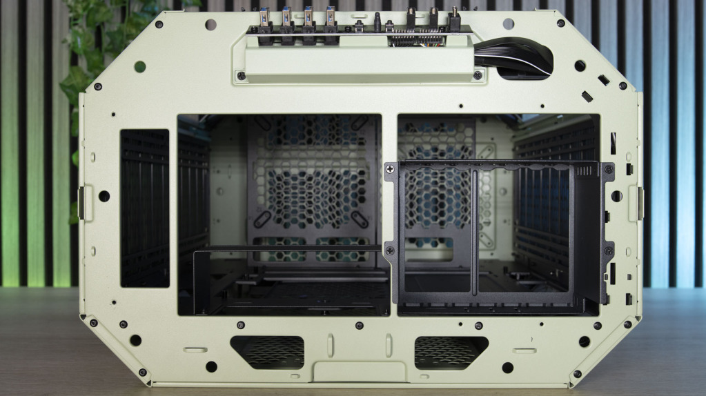 Thermaltake Tower 600 dessus support GPU vertical