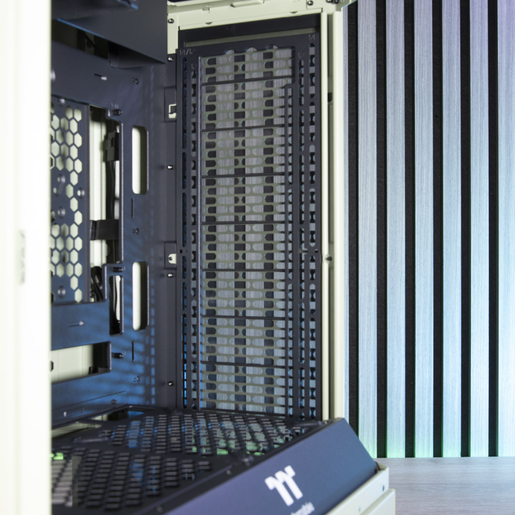 Thermaltake Tower 600 petit côté interne