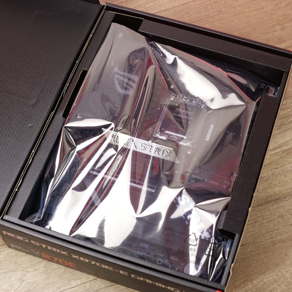 asus rog strix x870e e gaming wifi Unboxing 03