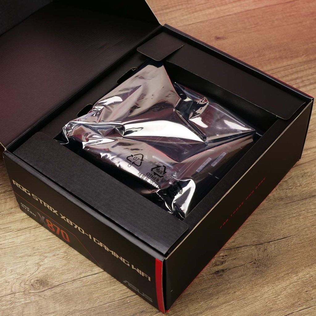 unboxing rog strix x870 i gaming wifi 03