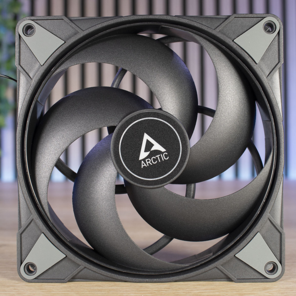 ARCTIC P14 MAX global avant