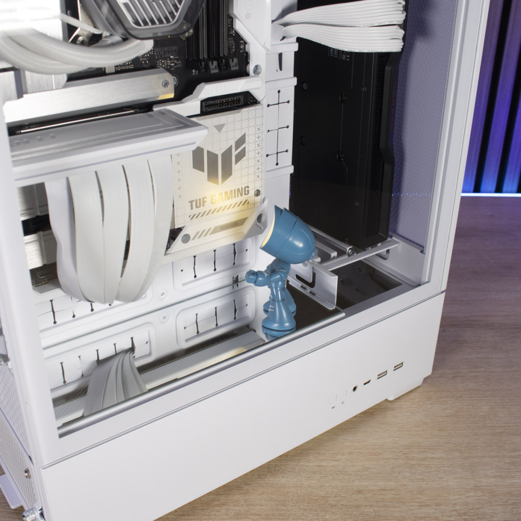 Lian Li SUP01 figurine