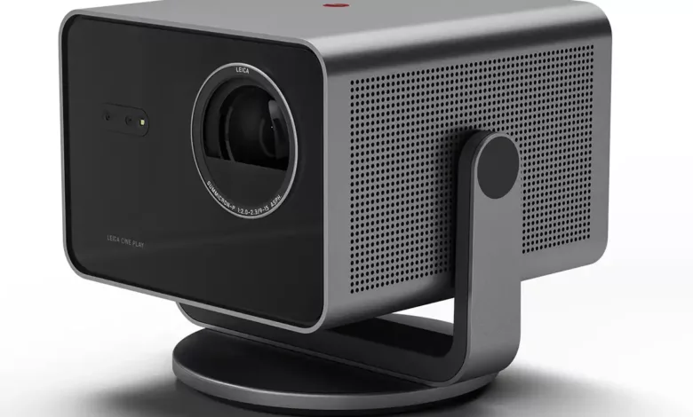 Mini-projecteur Leica Cine Play 1, technologie triple laser RGB jusqu'à 3000 lumens ANSI 1 mini projecteur leica cineplay 1 face 2