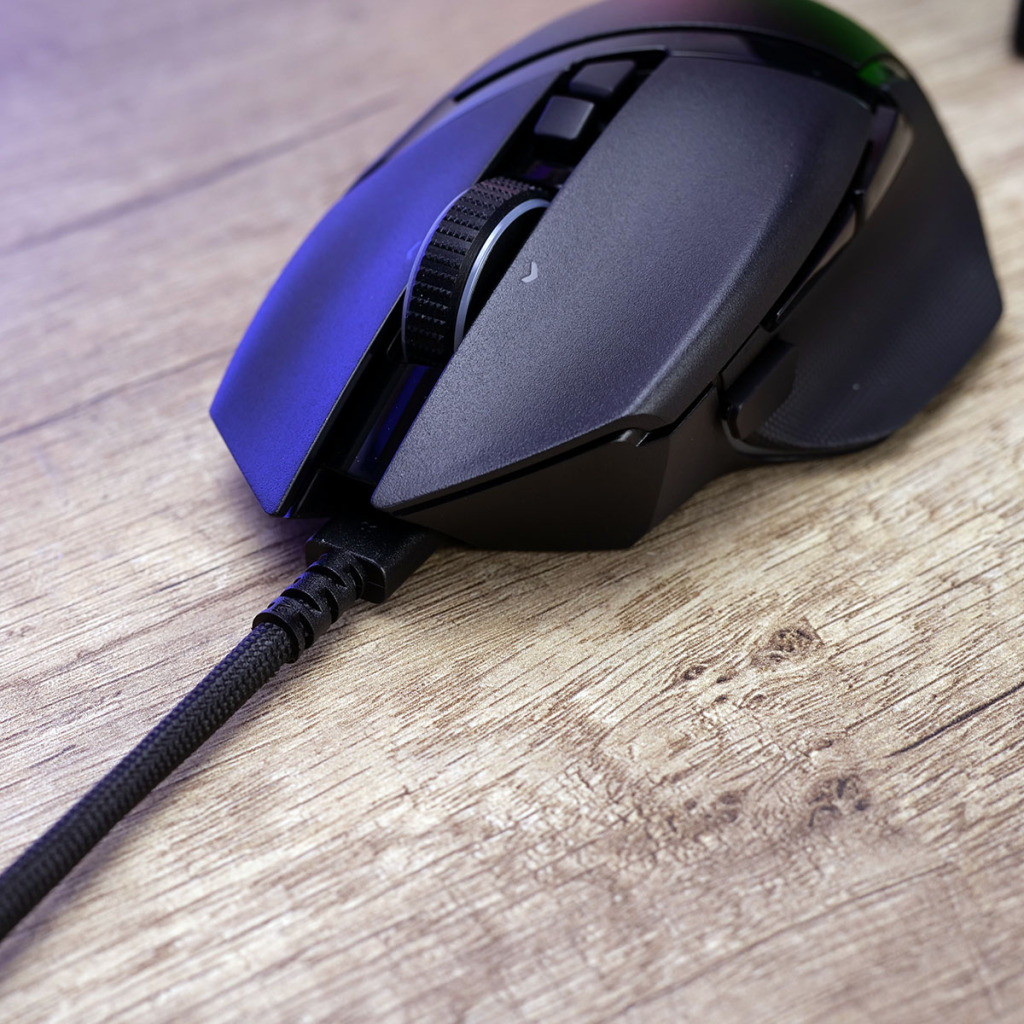 razer basilisk v3 pro 35k detail cable 03