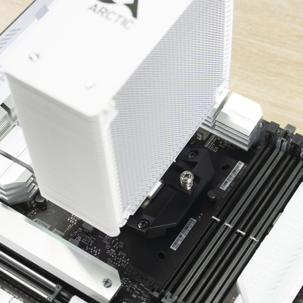ARCTIC Freezer 36 A RGB fixation avant ventirad