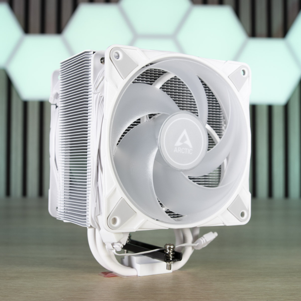 ARCTIC Freezer 36 A RGB trois quarts avant