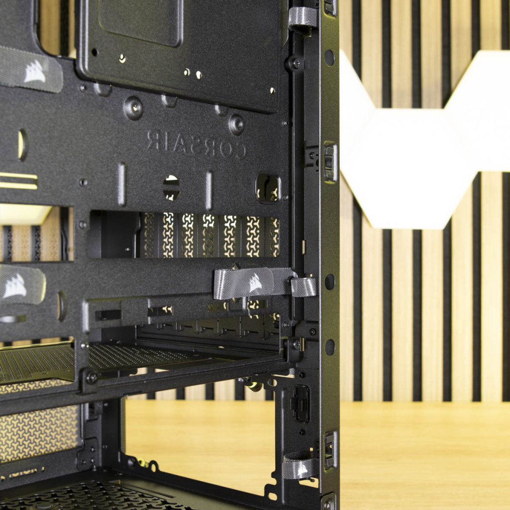 CORSAIR FRAME 4000D velcros latéraux