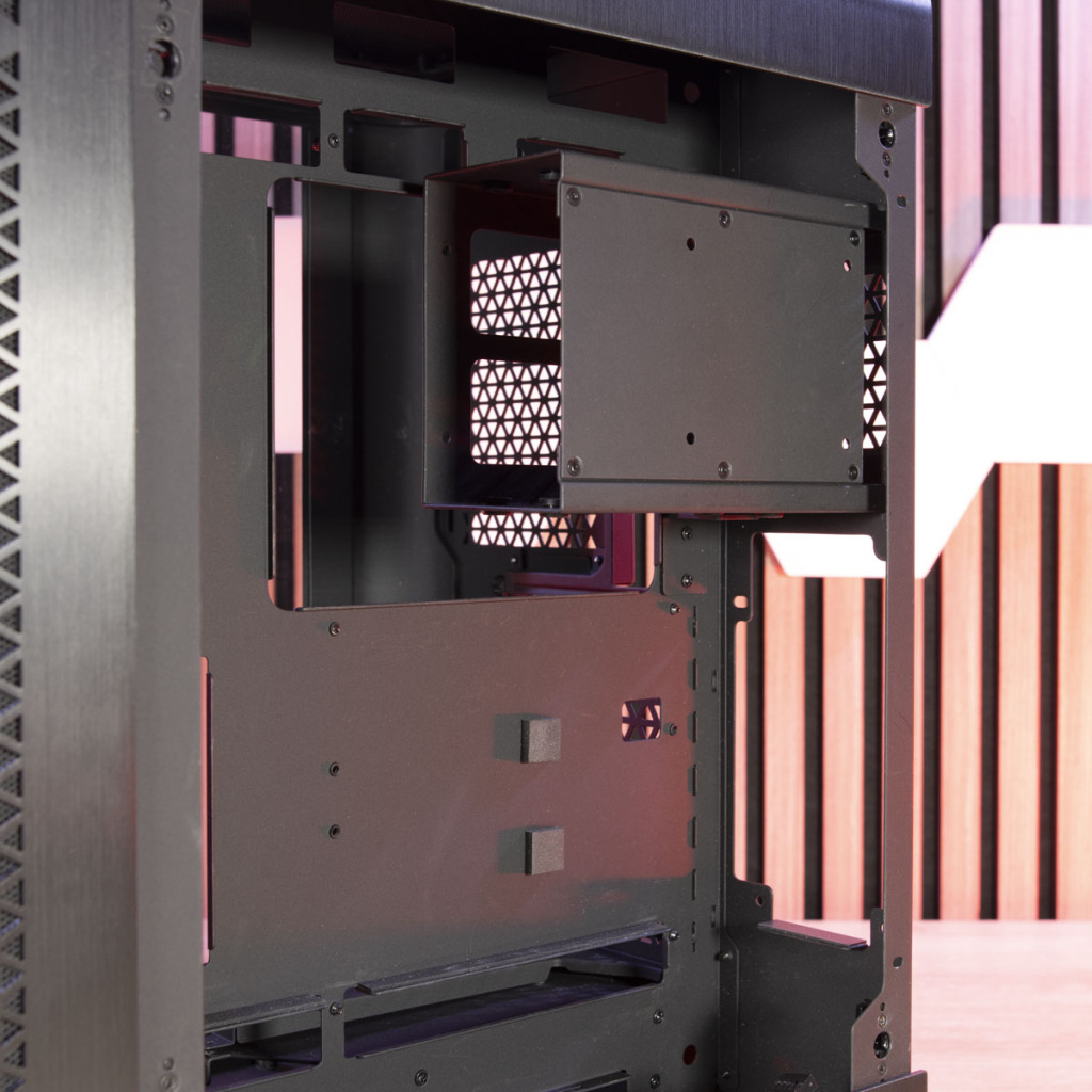 MSI MEG Maestro 700L PZ cage DD