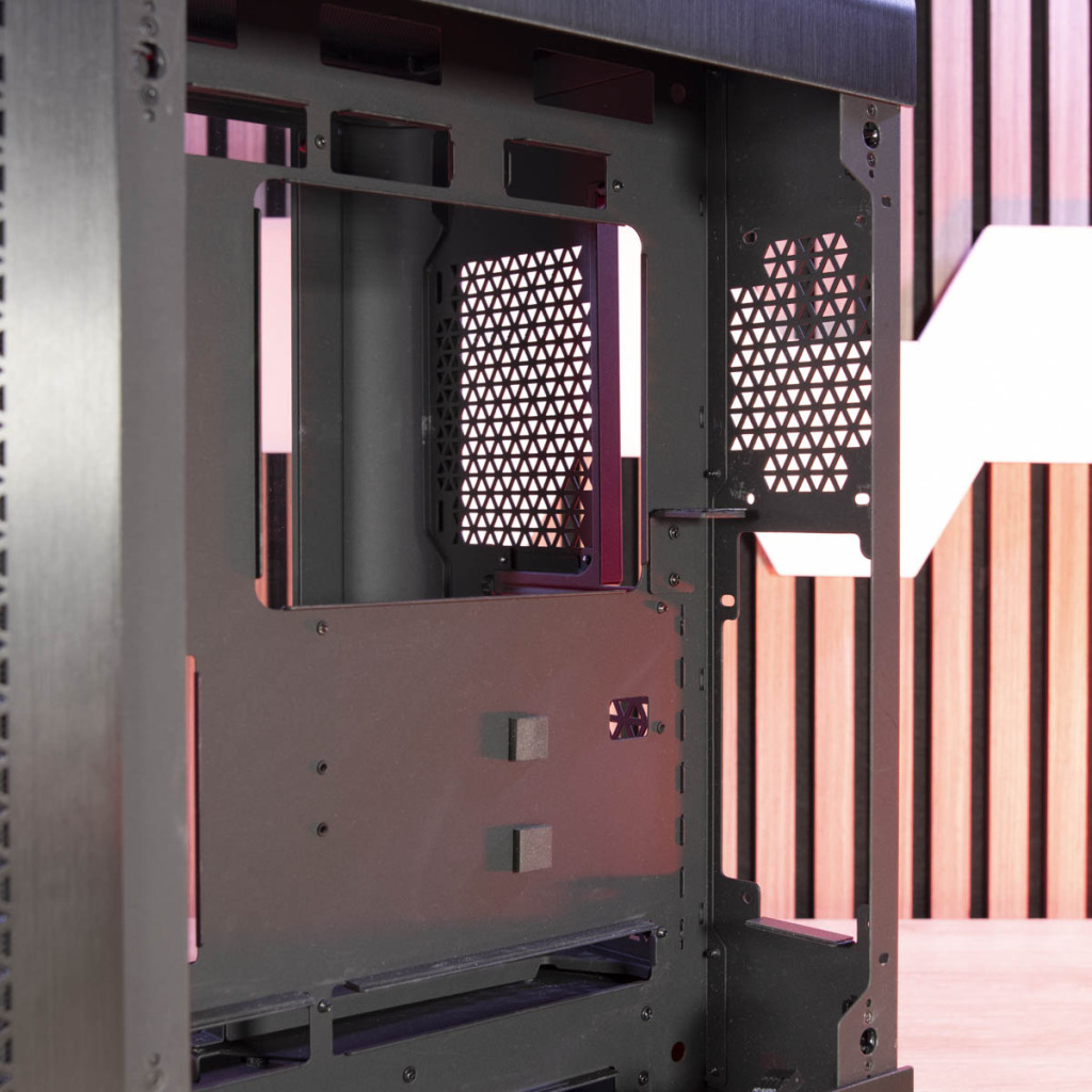 MSI MEG Maestro 700L PZ cage DD amovible