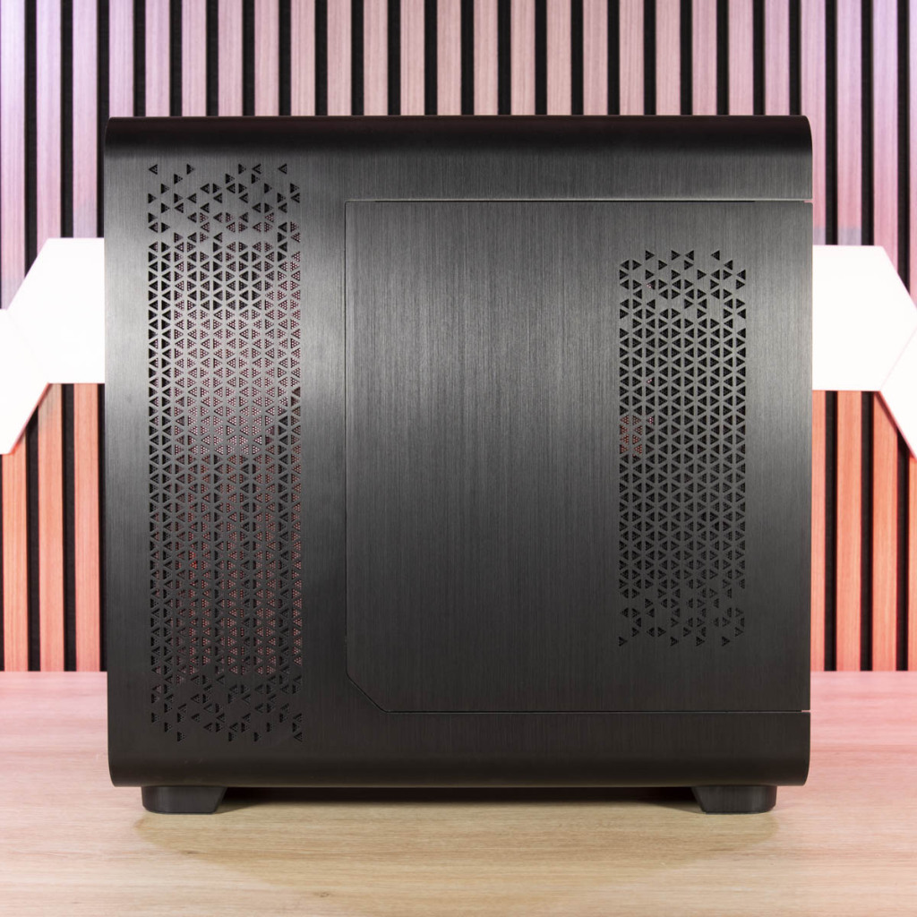 MSI MEG Maestro 700L PZ côté droit