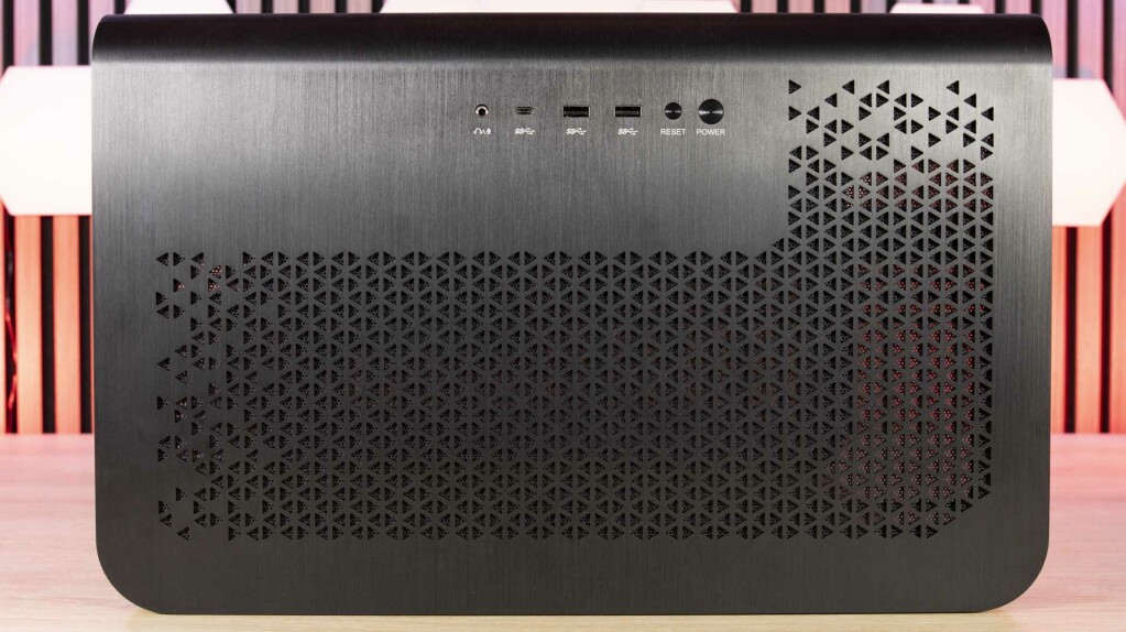 MSI MEG Maestro 700L PZ dessus