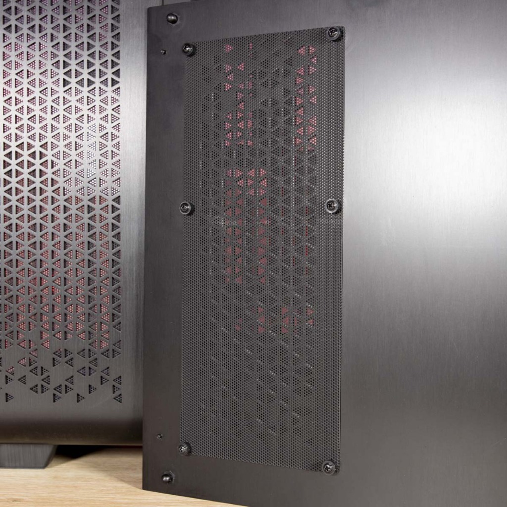 MSI MEG Maestro 700L PZ filtre paroi latérale droite