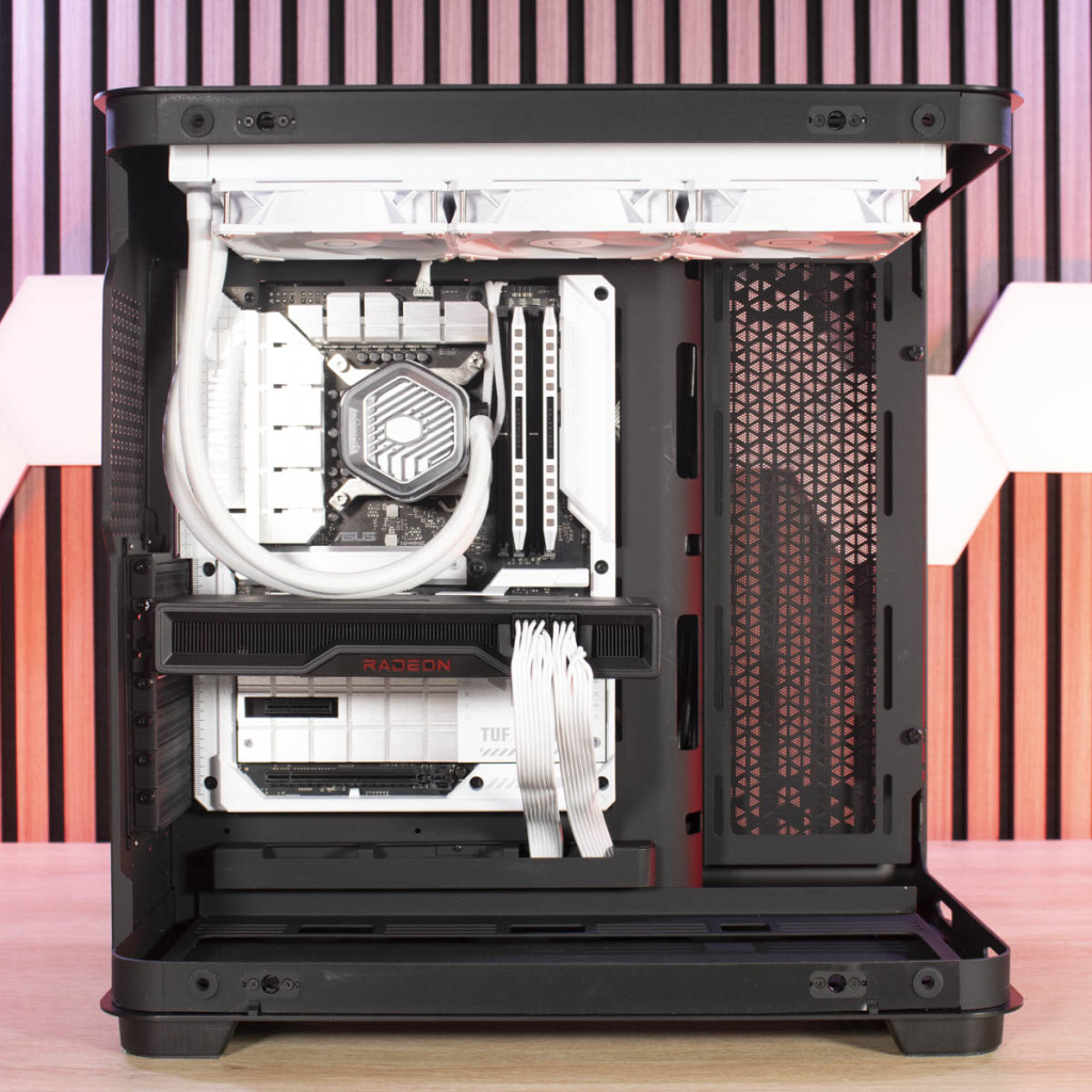 MSI MEG Maestro 700L PZ montage chambre principale