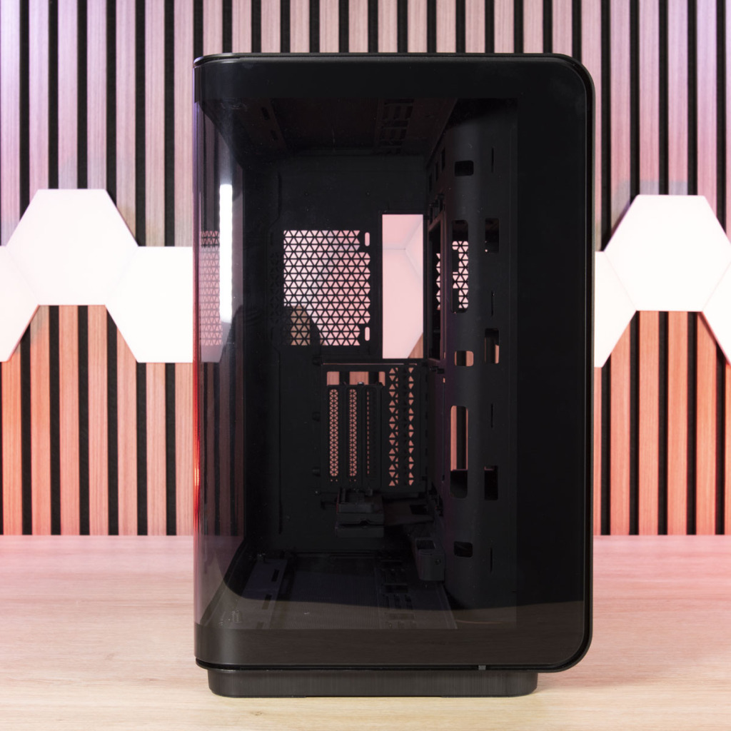 MSI MEG Maestro 700L PZ paroi avant