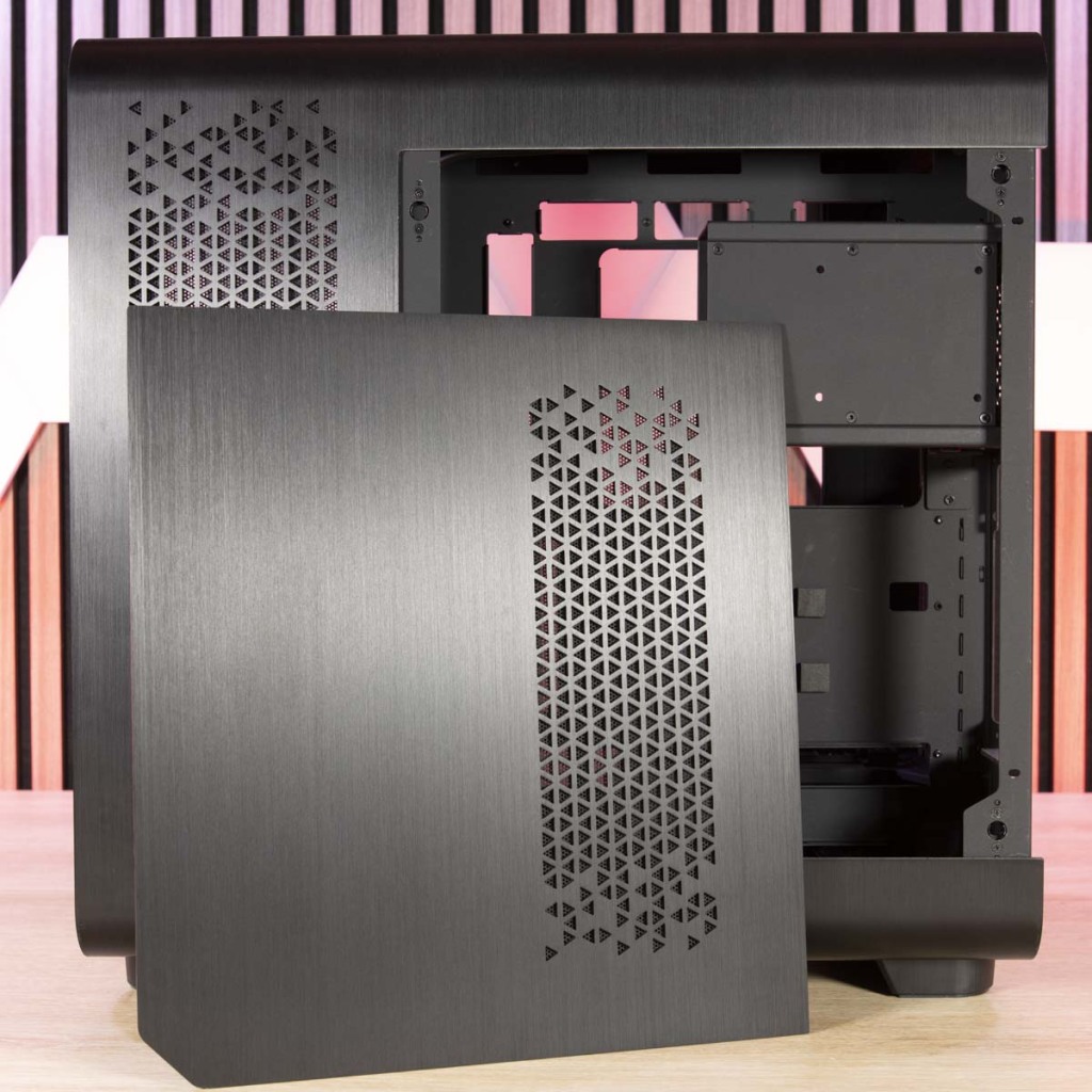 MSI MEG Maestro 700L PZ paroi latérale droite