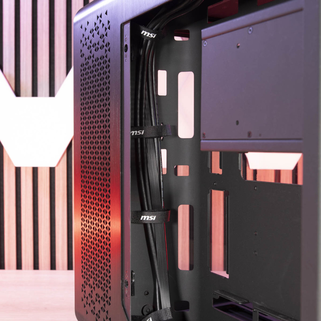 MSI MEG Maestro 700L PZ serre câbles interne