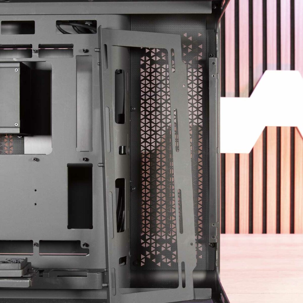 MSI MEG Maestro 700L PZ support 1 amovible