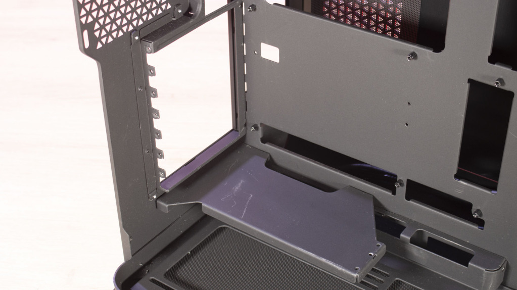 MSI MEG Maestro 700L PZ support GPU amovible