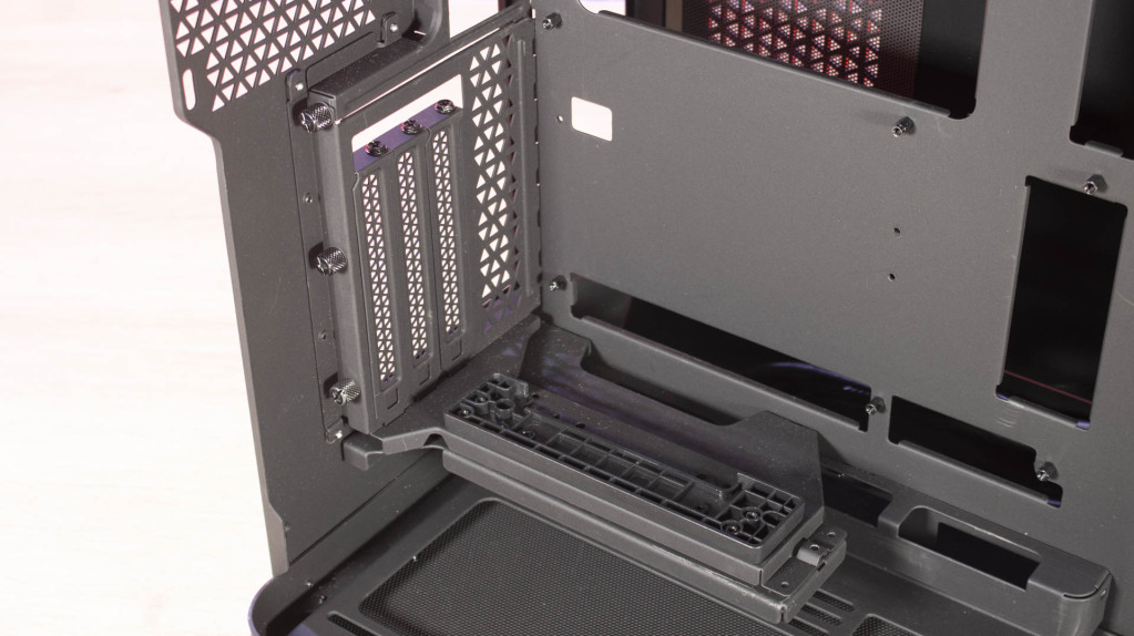 MSI MEG Maestro 700L PZ support GPU vertical 1