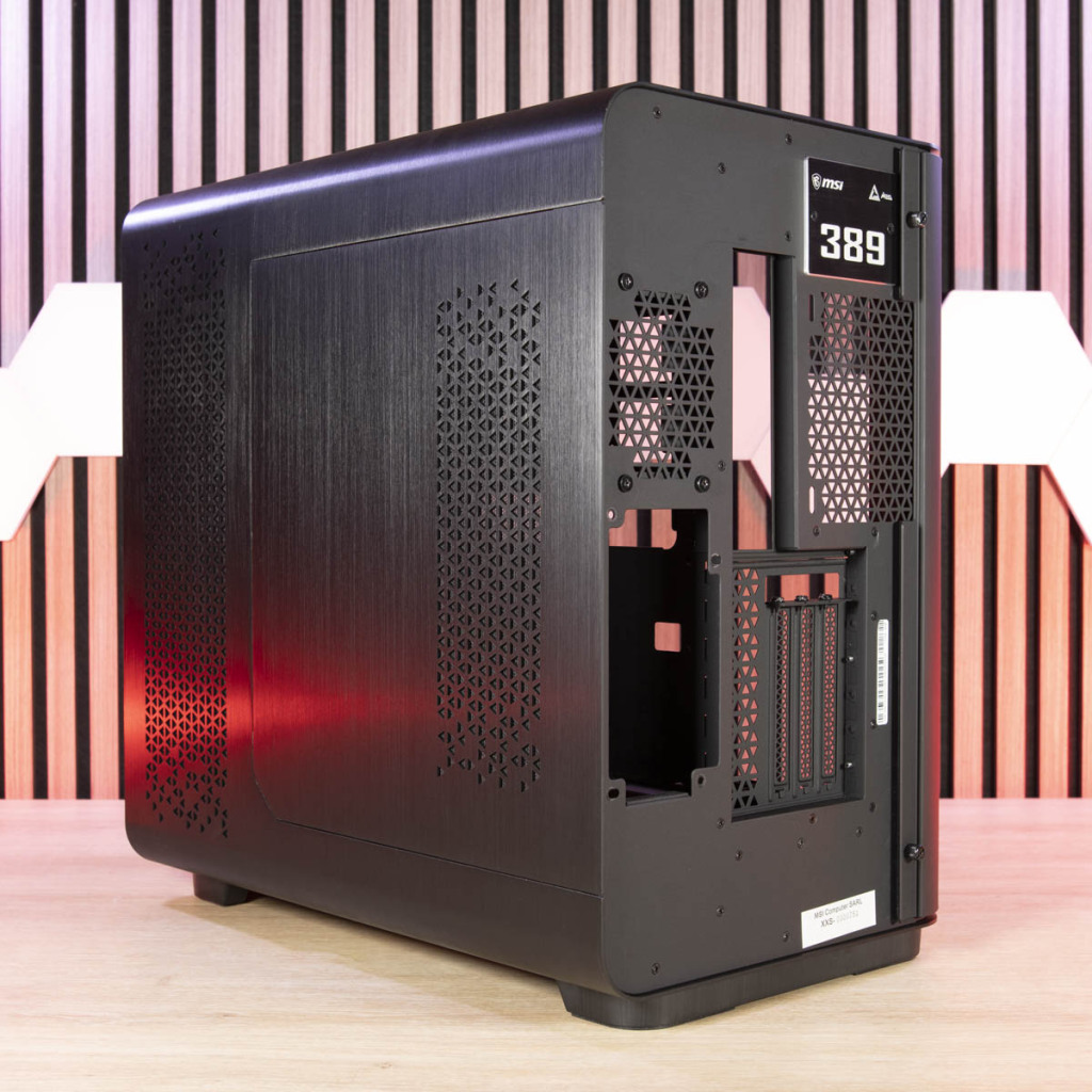MSI MEG Maestro 700L PZ trois quarts arrière