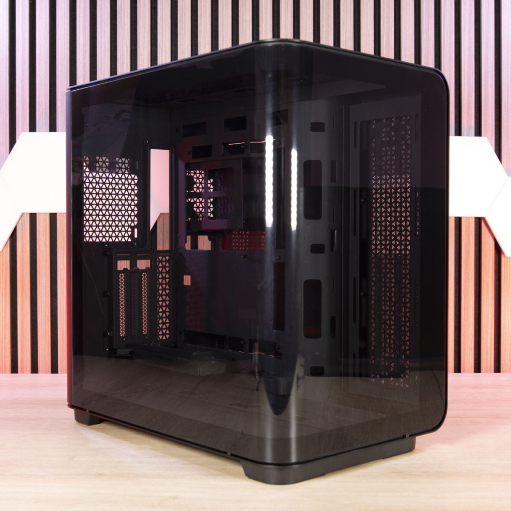 MSI MEG Maestro 700L PZ trois quarts avant