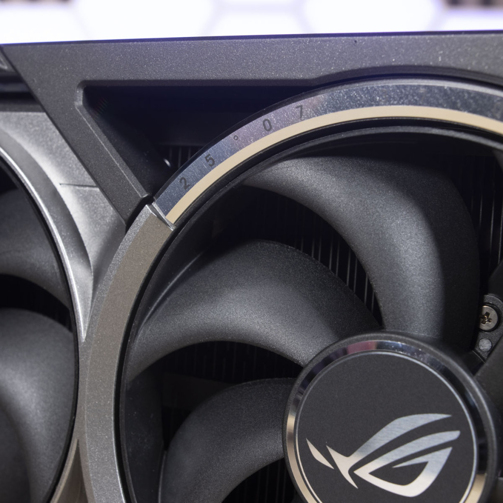 ASUS ROG Astral RTX 5080 OC troisième ventilateur 1