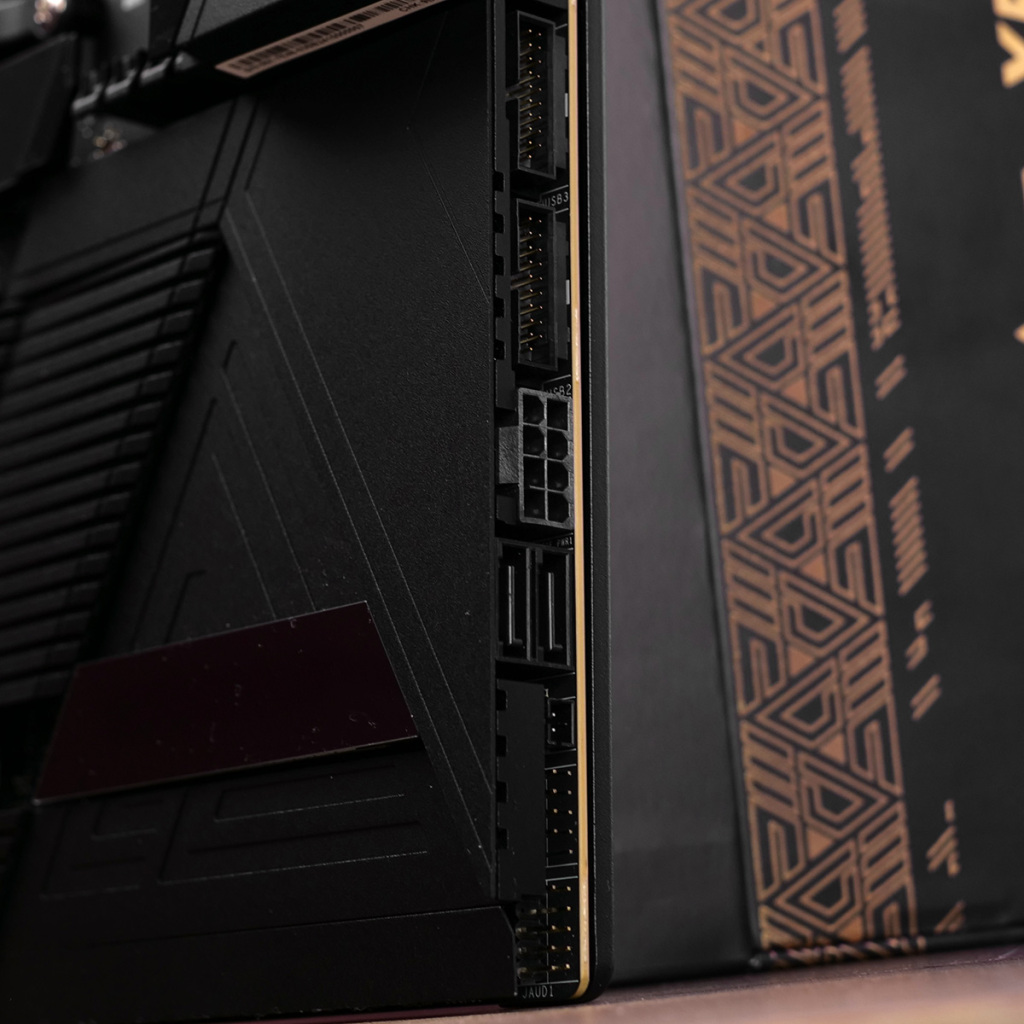 MSI MEG X870E GODLIKE connecteurs 02