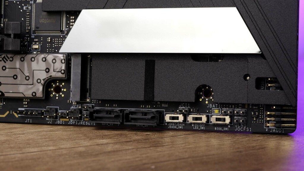 MSI MEG X870E GODLIKE connecteurs 03