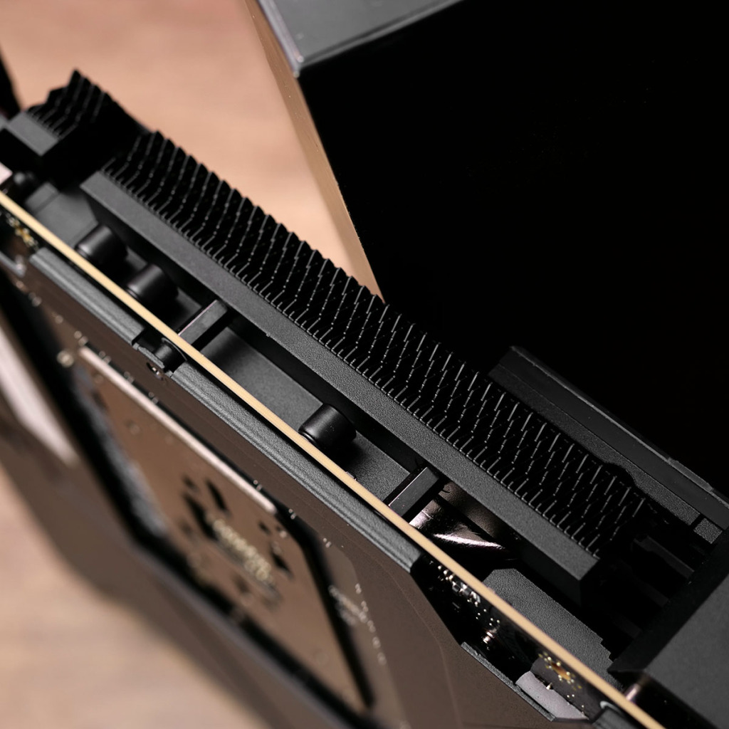MSI MEG X870E GODLIKE look 09