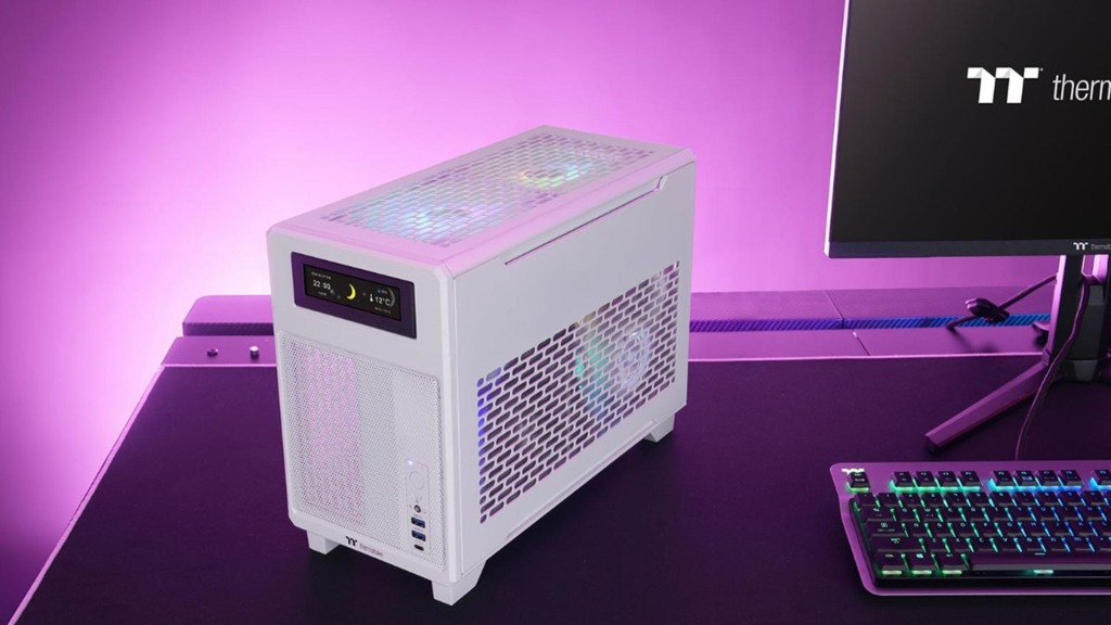 CES 2025 : Thermaltake dévoile le boîtier PC de voyage innovant TR100 3 Thermaltake CES 2025 TR100 1