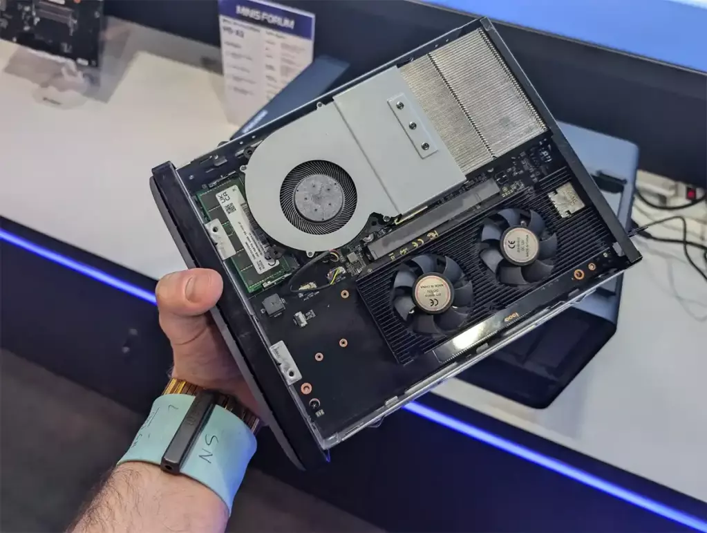Minisforum N5 Pro, premier NAS de la marque spécialisée dans les mini-PC 4 nas mInisforum n5 pro inside