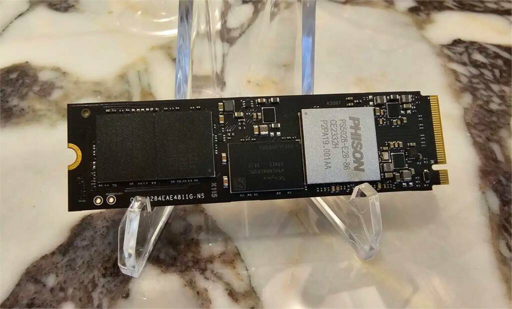 Phison PS5028-E28 et PS5031-E31T : Une nouvelle ère pour les SSD PCIe 5.0 2 Photo du Prototype SSD PCIe 5.0 Phison PS5028-E28 présenté au CES 2025.