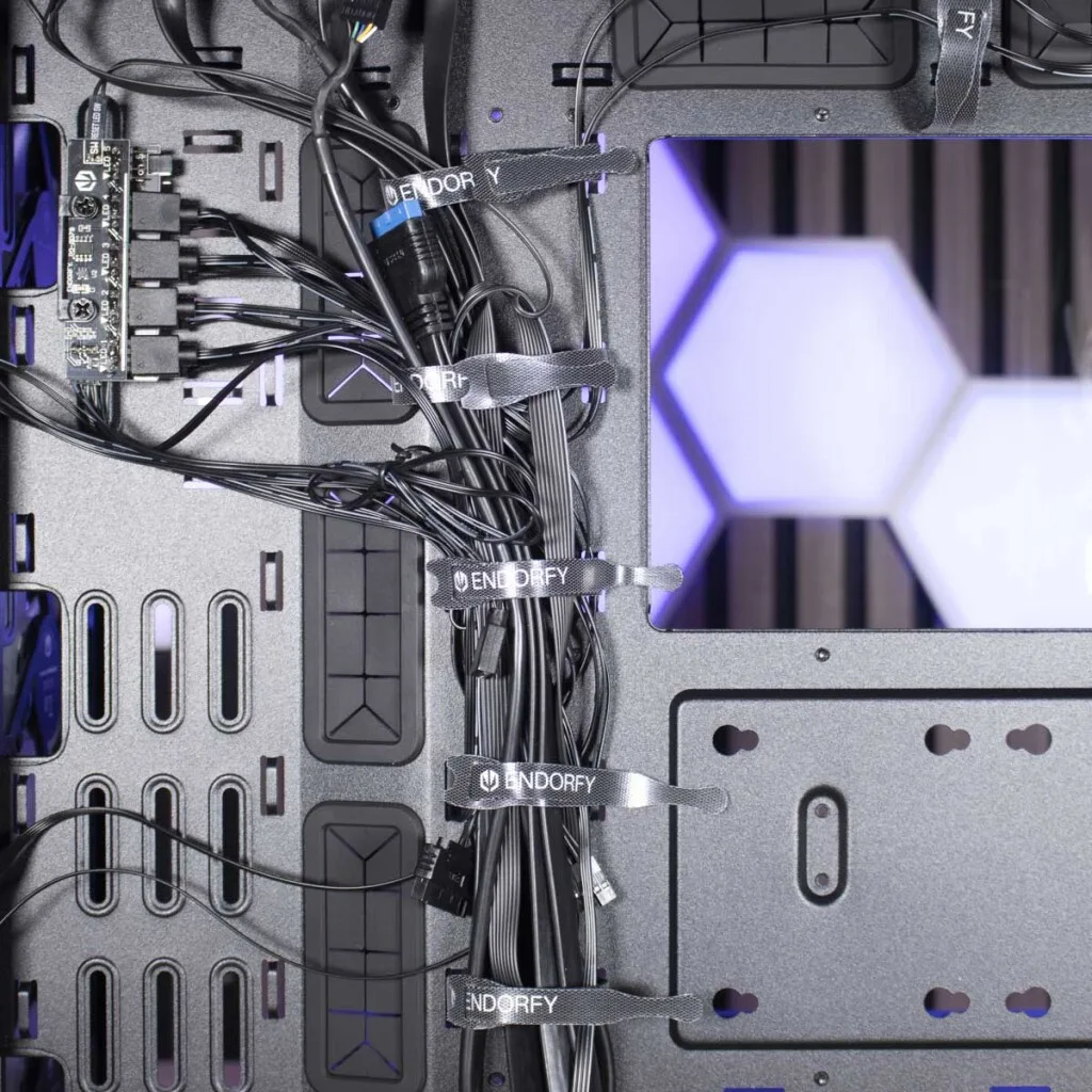 ENDORFY Arx 700 ARGB chemin de câbles velcros