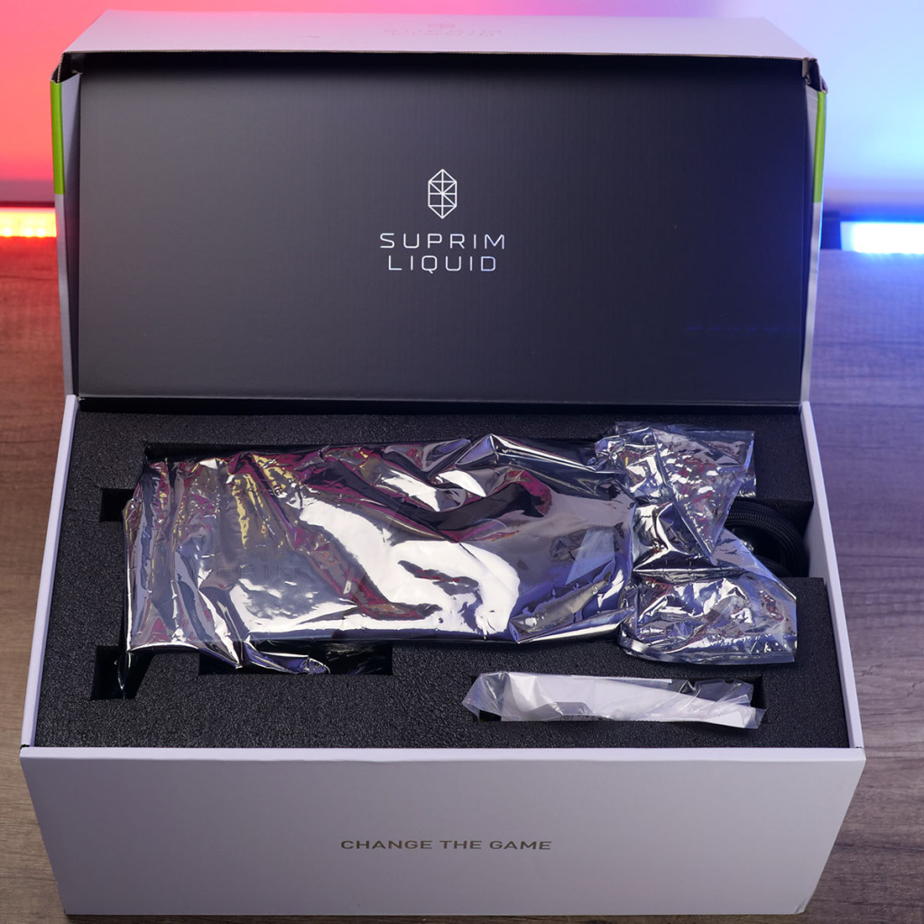 msi geforce rtx 5090 32g suprim liquid soc unboxing 04