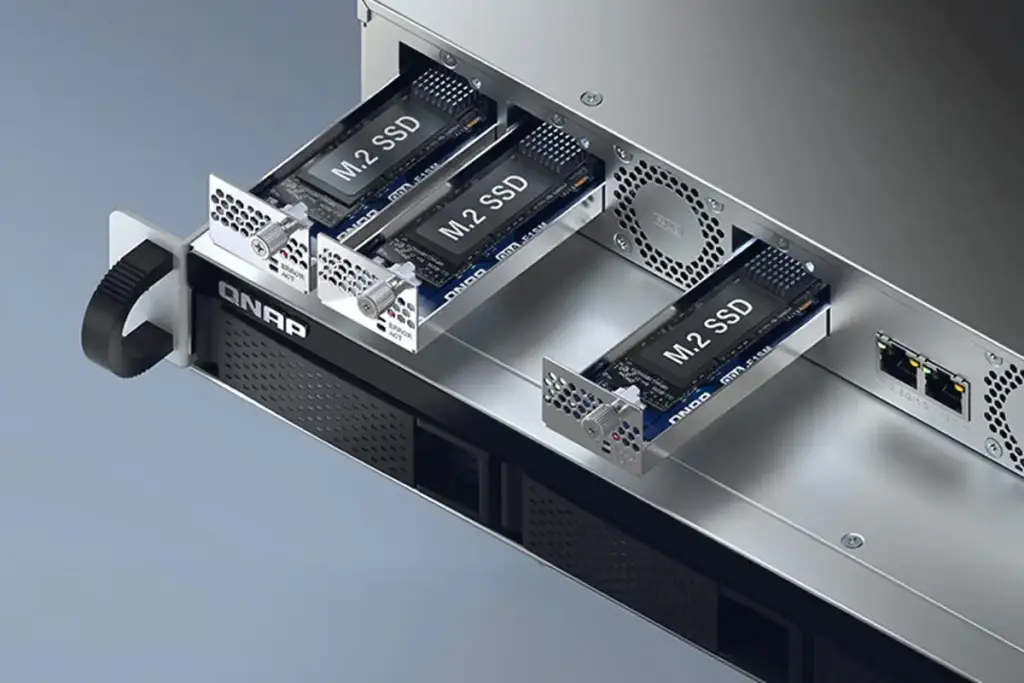 QNAP TS-h765eU, un NAS en rack de faible profondeur pour les environnements à espace restreint 2 nas rackable qnap ts h765eu ssd