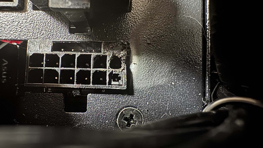 RTX 5090 : Un connecteur fondu relance les inquiétudes 2 rtx 5090fe molten 12vhpwr psu side connecteur fondu