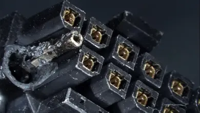 RTX 5090 connecteur 12VHPWR: quatre câbles brûlés signalés en 48 heures 4 12VHPWR burned connector 5090