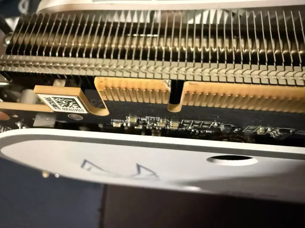 ASUS modifie discrètement le mécanisme Q-Release Slim de ses cartes mères série 800 2 PCIE damage ASUS motherboard
