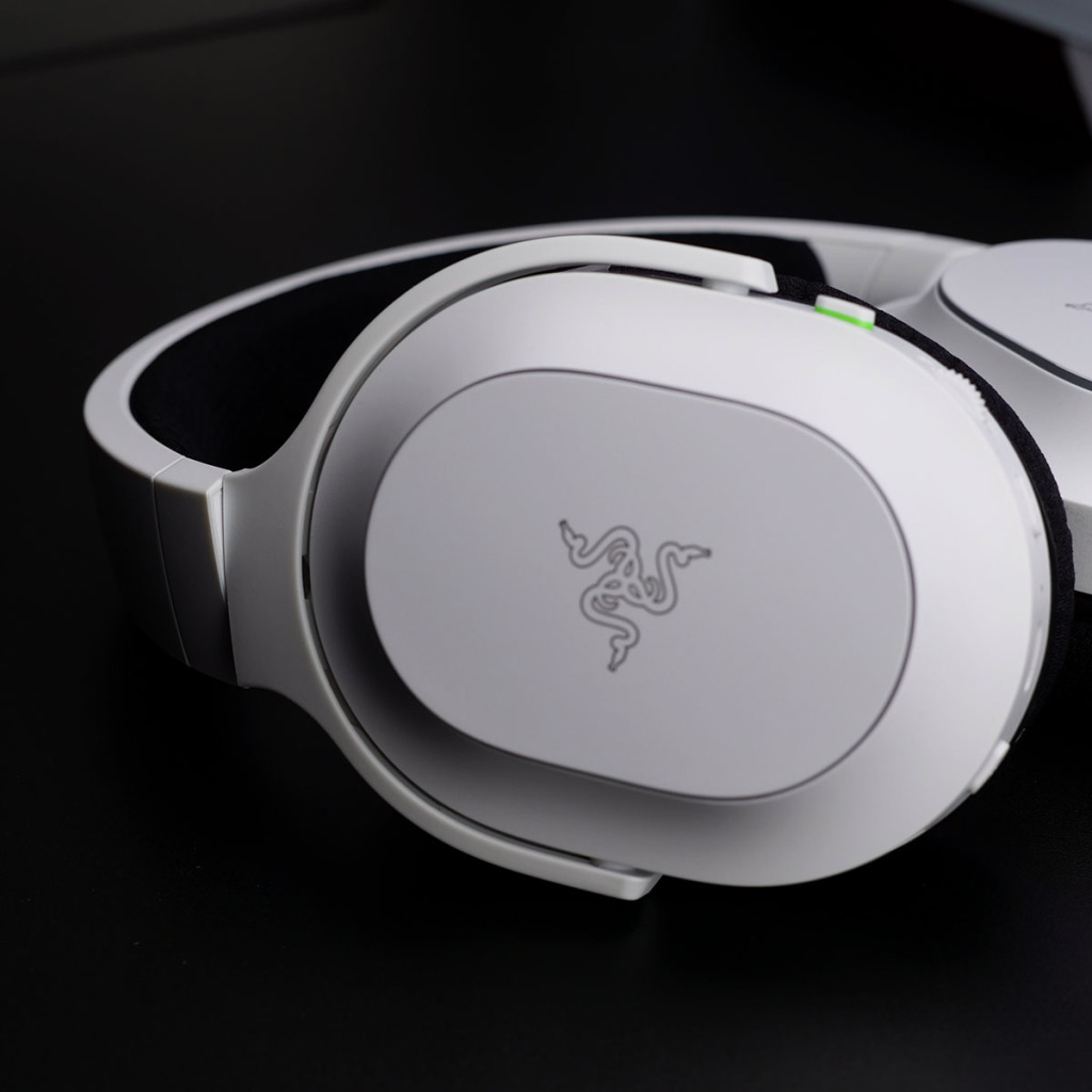 razer barracuda x chroma ajust 01