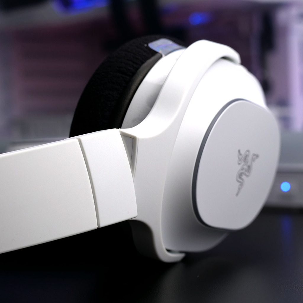 razer barracuda x chroma rotation 01