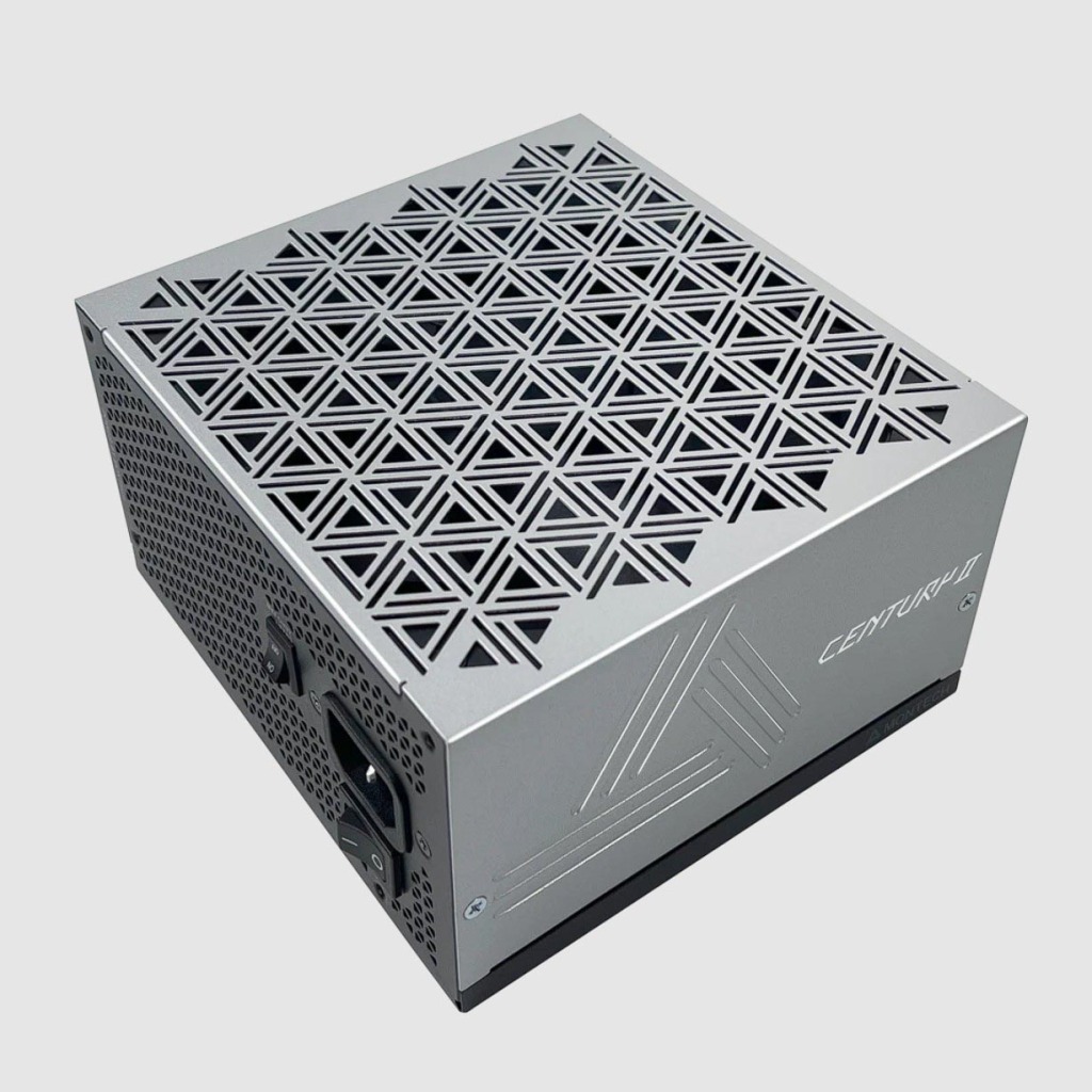 MONTECH présente l'alimentation CENTURY II : ATX 3.1, ventilateur 135 mm, 80 Plus Gold et Cybenetics Platinum 2 Alimentation ATX 3.1 Montech Century II trois quarts