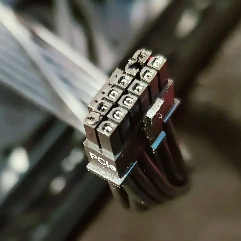 GeForce RTX 5090 : quand la chaleur re-fait fondre les câbles 3 msi 5090 gaming trio melted cable repost with pics v0 57e1jlsyprse1 1