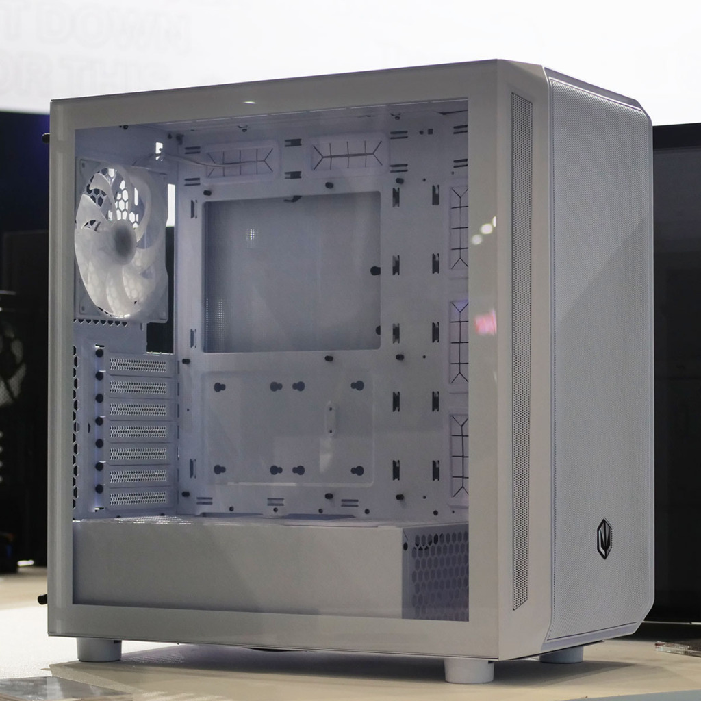 Endorfy présente ses futurs boîtiers PC au Computex 2025 : du blanc, du panoramique et du compact 5 Arx 700 White ARGB 02