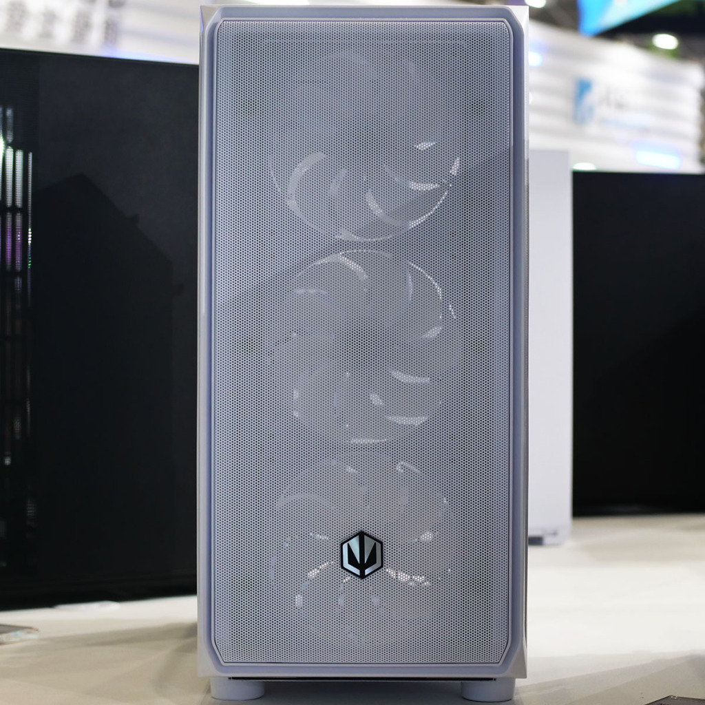Endorfy présente ses futurs boîtiers PC au Computex 2025 : du blanc, du panoramique et du compact 3 Arx 700 White ARGB 03