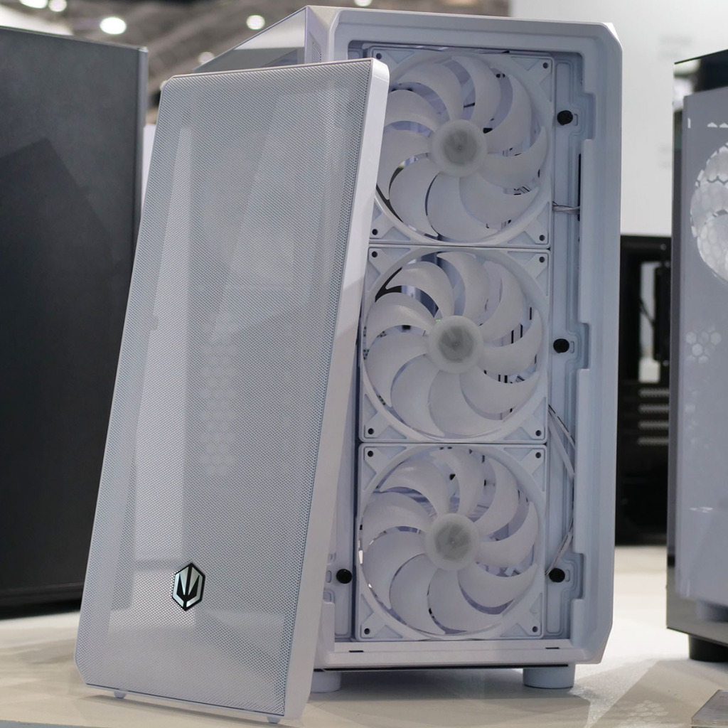 Endorfy présente ses futurs boîtiers PC au Computex 2025 : du blanc, du panoramique et du compact 4 Arx 700 White ARGB 04