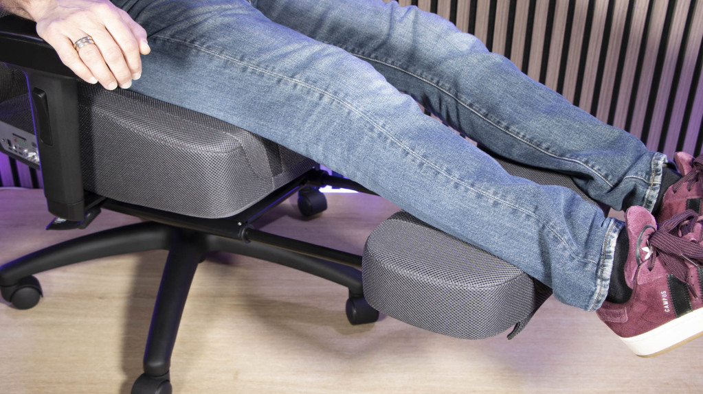 Chaises Gaming et Ergonomiques Cooler Master : Hybrid M, Hybrid 1 Ergo, Synk X et Motion 1 – Guide Complet 9 Cooler Master Synk X position jambes 1