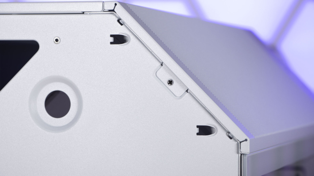 NZXT H9 Flow RGB+ fixation paroi latérale