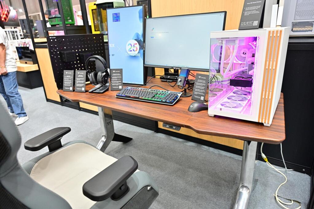 Thermaltake Computex 2025 : la gamme complète en mode grand spectacle 23 Thermaltake Introduces Modern Nordic Wood Elements to Chassis and Gaming Furniture 1