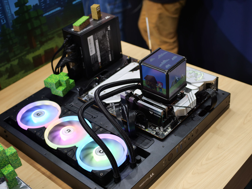 Thermaltake sort l’artillerie lourde au Computex 2025 des AIO uniques : MINECUBE 360 Ultra, TH V3 Series 4 Thermaltake MINECUBE 360 Ultra 02